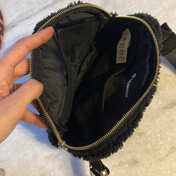 Lululemon Sherpa Belt Bag - Picture 5 of 6